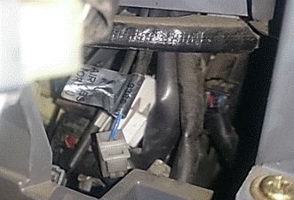 На FUSO контакт диагностики находится над педалью газа под панелью с биркой AIR ABS (OPEN).