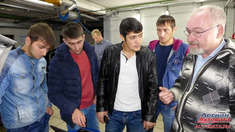 На фото ниже Рязанов Ф.А. (справа) и курсанты его курса, приехавшие из разных мест: из Грозного, Ставрополя, Подмосковья, республики Адыгея.