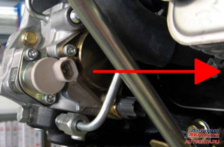 Убедитесь, что разъем клапана расположен со стороны блока цилиндров двигателя.