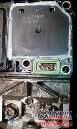 Пластиковую крышку платы управления ЭБУ ТНВД по периметру промазываем герметикам (ЭБУ был куплен вскрытым), припаиваем шлейф датчика вращения.