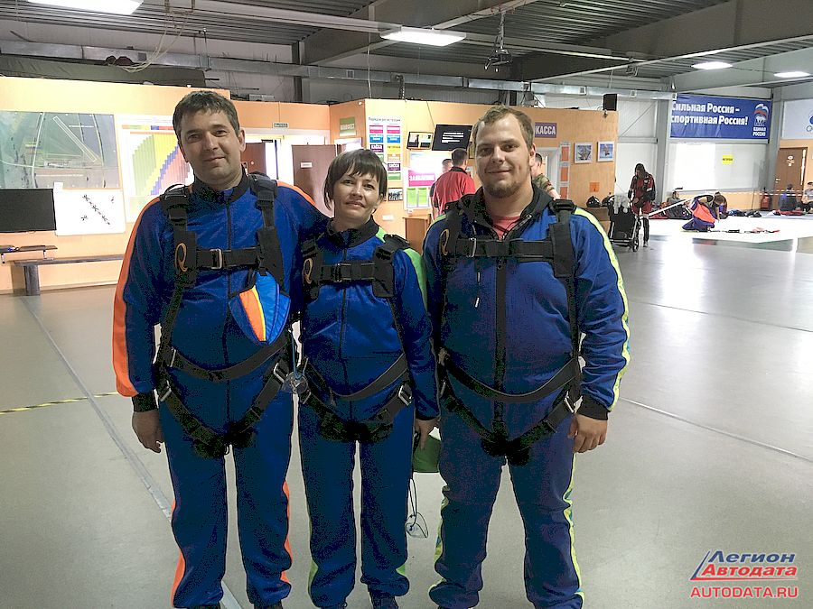 Жене Коробейникова, Наталье, в прошлом году подарили сертификат "Прыжок с парашютом".