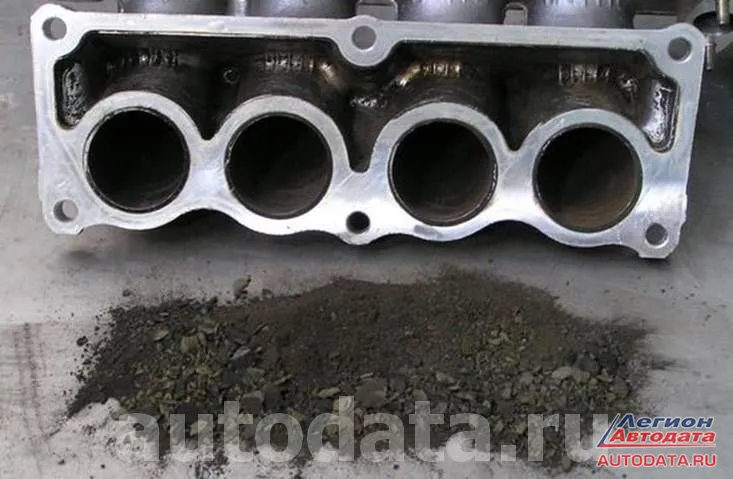 На фото канал клапана EGR, все коксовые отложения берут начало именно отсюда.