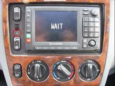 Кстати, если обратили внимание на фото с авто-магнитолой, то видите, что есть и с ней проблема, надпись «WAIT» - (подождите), что означает «заблокирована».
