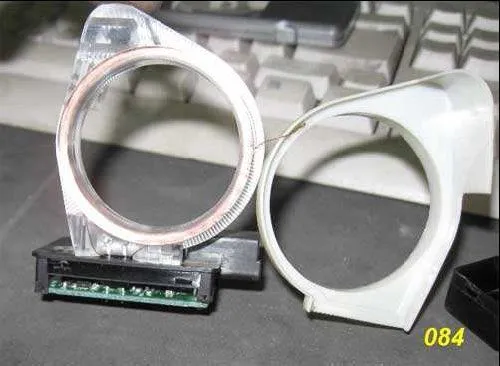 Катушка антенны возле замка зажигания с непонятным отводом от витка