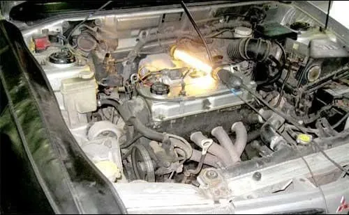 Подкапотное пространство Mitsubishi Carisma.