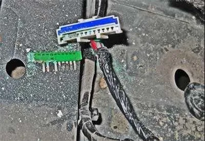 отому что совсем не верится в «точечное» попадание дорожного камня точно в пробку на днище, отчего она вылетела и спокойно улеглась рядом с отверстием