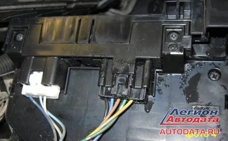 На фото 4 можно увидеть следы попадания воды в монтажный блок.