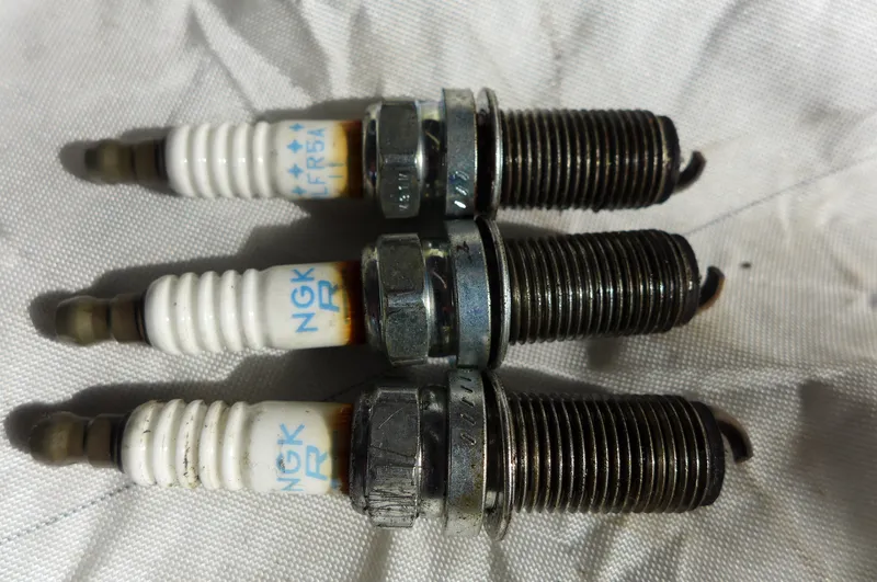 Решили посмотреть состояние свечей зажигания.