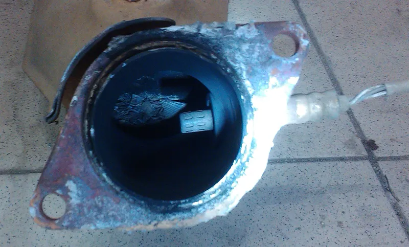  Присутствовал один задний катализатор, который был сильно забит пылью (и мелкими-мелкими крошками) от рассыпавшегося верхнего. 