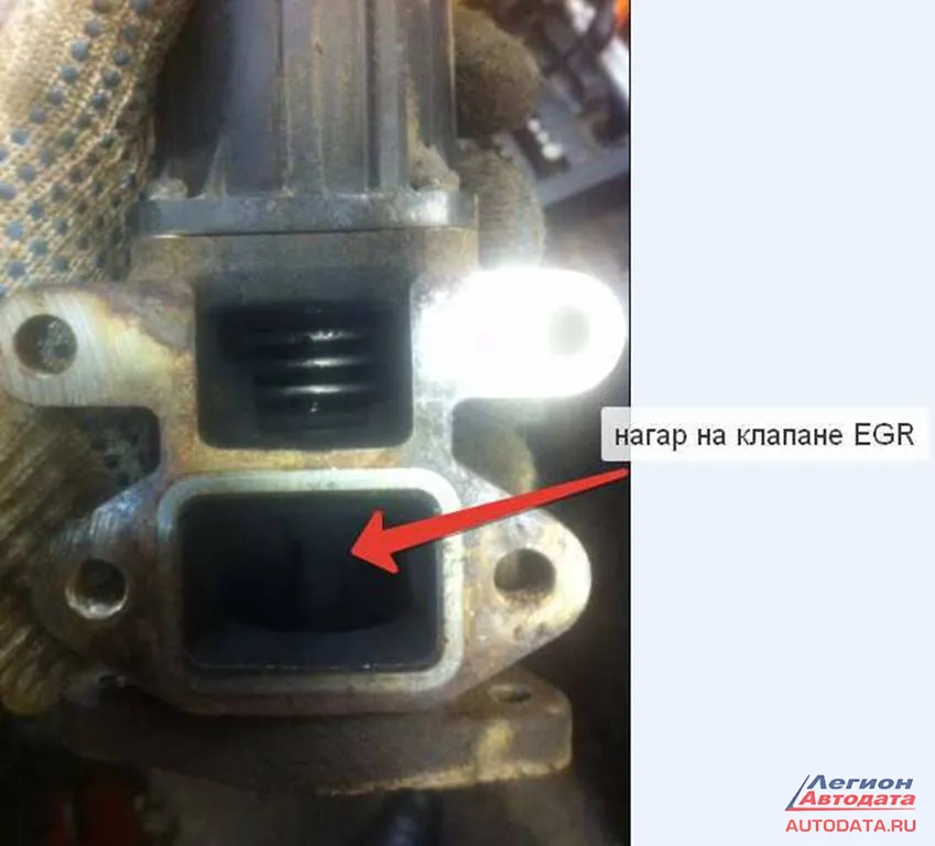 При снятии клапана EGR выяснилось, что сам клапан находится в открытом положении. Сам клапан покрылся толстым слоем нагара и его заклинило.