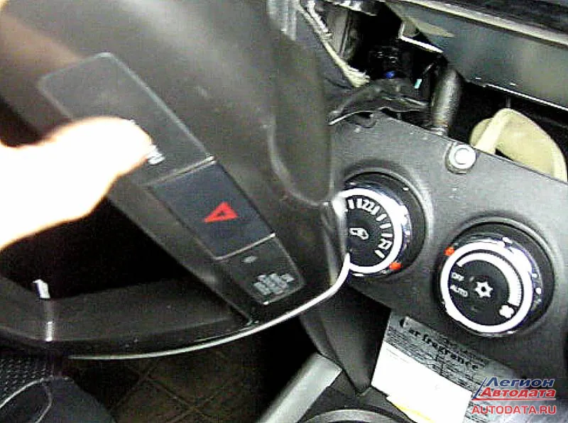 Mitsubishi ASX (2013). Климат-контроль Надо внимательно смотреть на другую панельку, где "аварийка и подушка безопасности"