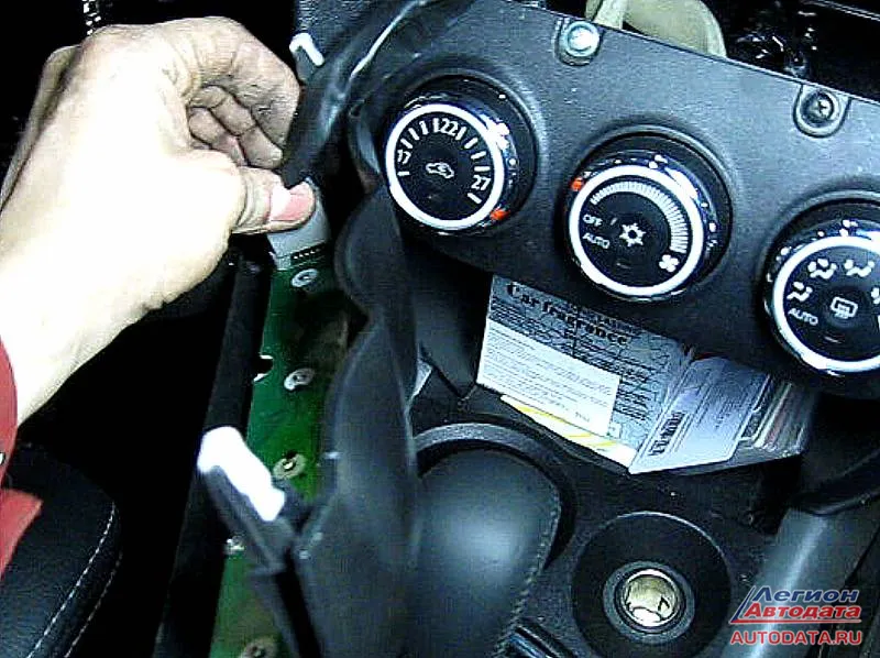 Mitsubishi ASX (2013). Климат-контроль Слева панель "аварийки и подушки безопасности"