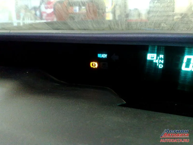 Toyota Prius 20. Типовые неисправности. Блок питания системы управления тормозными механизмами На панели приборов горит следующая ошибка.