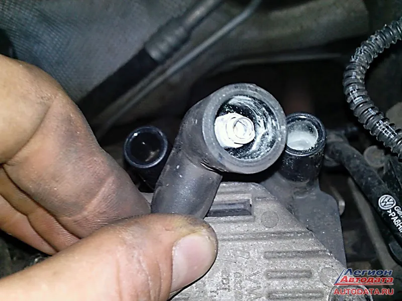 Снимаю высоковольтный провод с катушки зажигания, а там