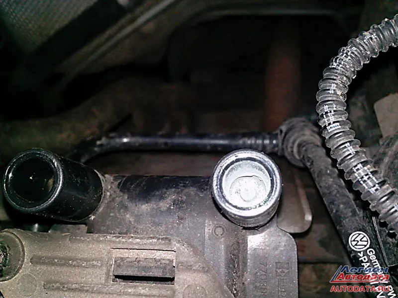 И то, что верхний электрод на свече почти съеден по диагонали, да и от ответного пятака ничего не осталось.