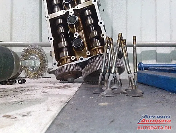 Зубья осыпались и клапана достали до поршней.