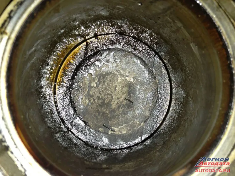 Видно, как клапана поцеловали поршень.