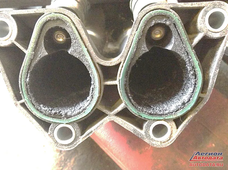 Вот сколько грязи во впускном коллекторе, хозяин машину не очень-то баловал.