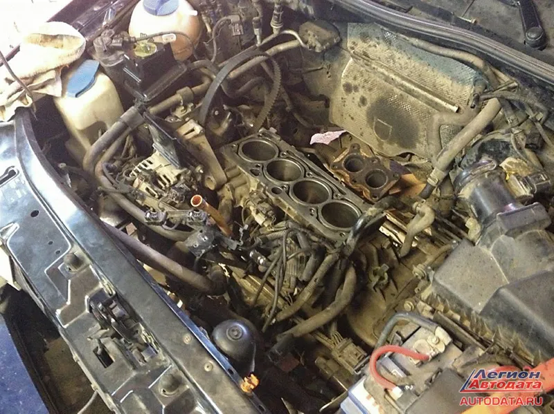 Процесс ремонта мотора.