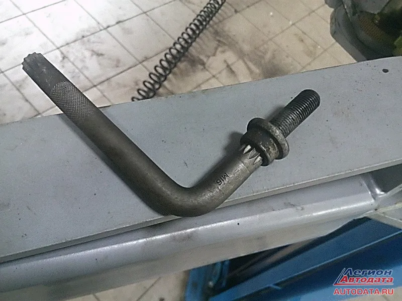 Спецключом - "снежинка М16", откручиваю два болта крепления суппорта.
