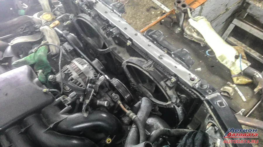 Под радиатор охлаждения пришлось вырезать и переваривать штатный "телевизор", а так же придумывать на нём крепления под "трешечный" радиатор, а ещё и с возможностью его снять при необходимости