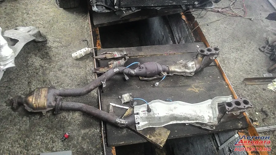 Выхлоп не сильно подходил, пришлось укоротить и выгнуть.