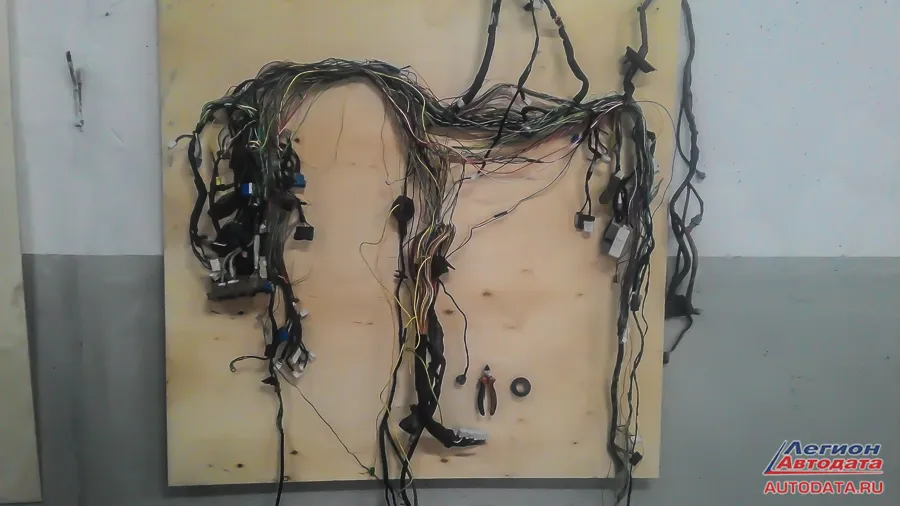 Конечно веселее всего было мне. Выдрав обе проводки, надо было создать из двух одну.