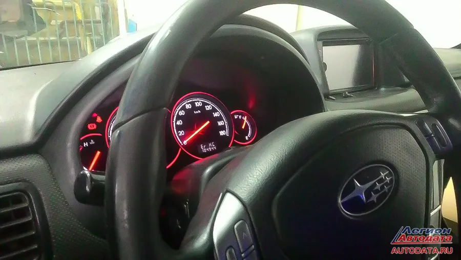 Щиток приборов - яркий, дерзкий, красный! Пока ругается на отсутствие датчика скорости, который в Легаси считывается с блока АБС, а у Форестера с коробки передач, независимо механики или автомата.