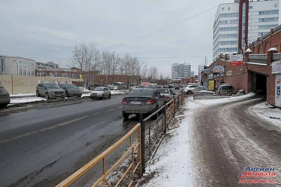 Слева от дороги тот самый школьный забор. Справа автосервис.