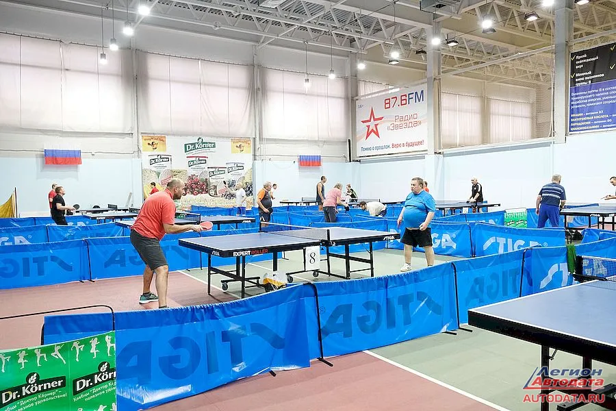 Обратите внимание на мужчину в синей футболке и с животом.