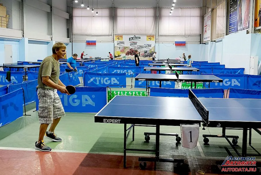 Но по дороге заехали на теннисные площадки - гордость Гордеева.