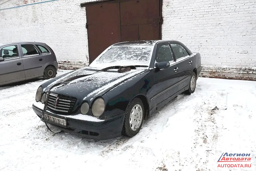 Мерседес Е210 выпуска 2000 года.