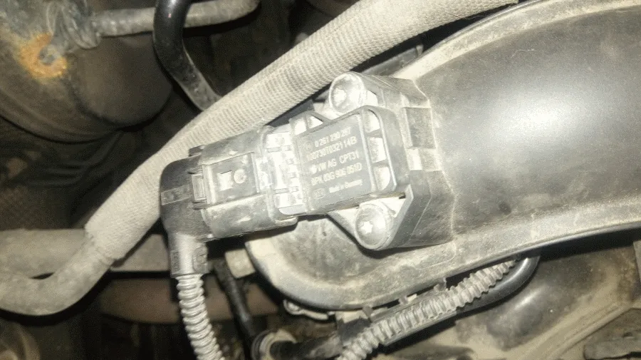 Расходомера здесь нет, беглый осмотр дроссельной заслонки ничего не дал, за воздух по сути отвечает датчик MAP, вот он