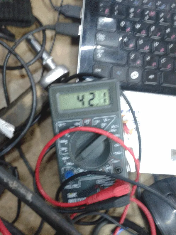 Замеряю сопротивления: три провода около 6 кОм, четвёртый - 42 кОм