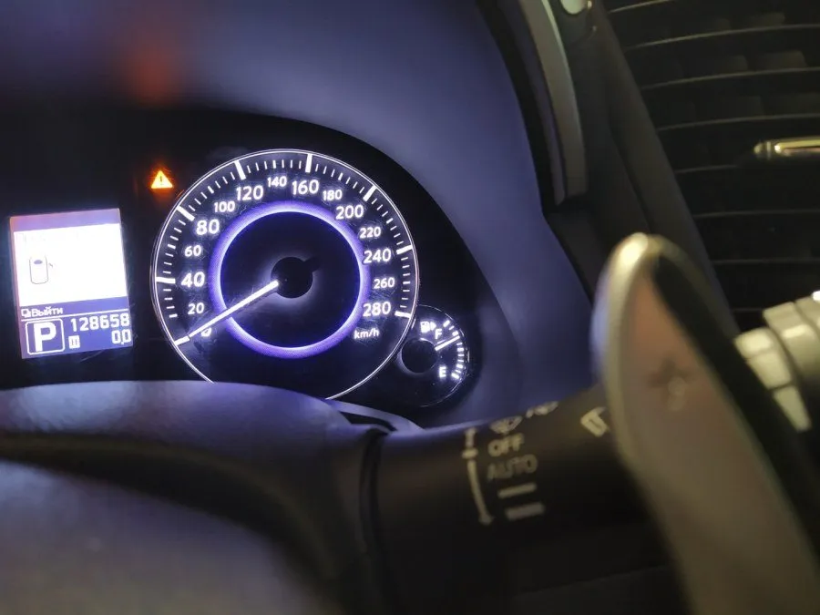 На части автомобилей Infiniti , где основной топливный бак состоит из двух половин с двумя датчиками уровня (по одному в каждой) случаются такие ситуации, когда стрелка указателя показывает разные значения.