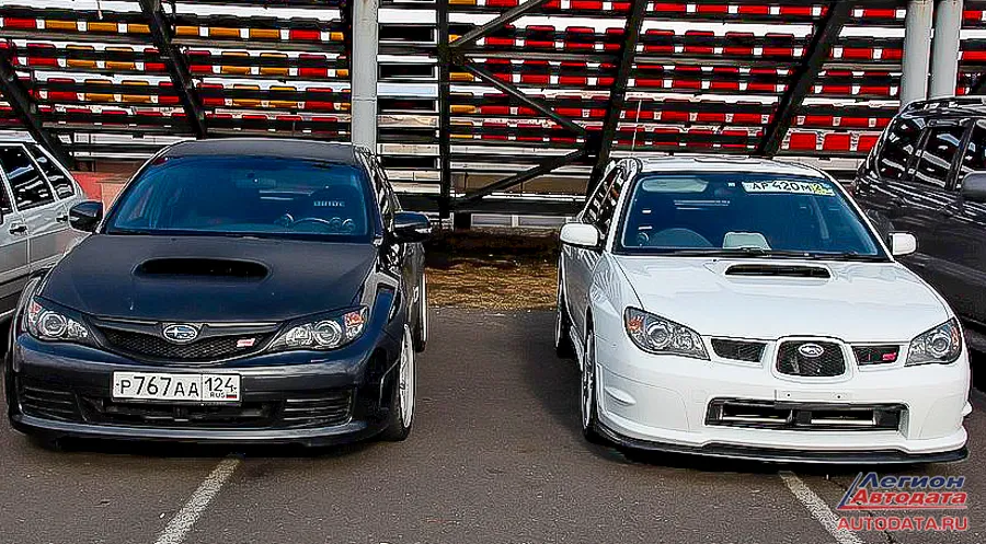 А вот их автомобили: обе Subaru Impreza WRX STi, только у младшего Гочи японская Лисичка Spec C (белая), а у старшего Володи наша GDB 2011 года (черненькая).